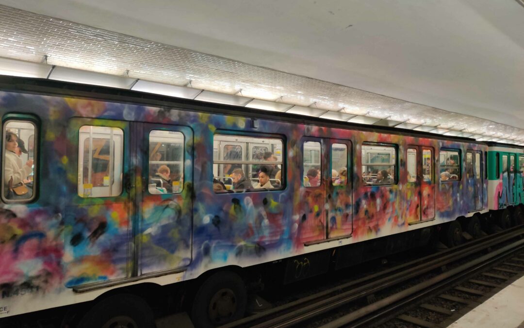 Abstraktes Graffiti auf der Metro Linie 12 Paris UBahn urbane Kultur subkultur trainwriting vandalismus ubahnstation metrostation vorbeifahrender zug